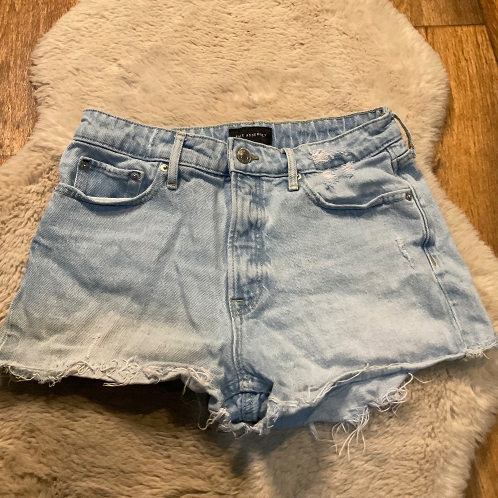 Free Assembly Shorts Size 6 Raw‎ Hem Light Wash Denim